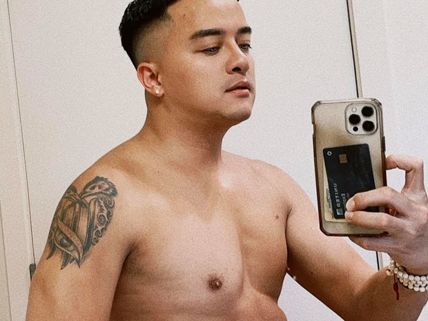 Tung ảnh bán nude khoe cơ bắp cuồn cuộn, Cao Thái Sơn bị antifan mỉa mai 'không nam tính' liền đáp trả gắt luôn!