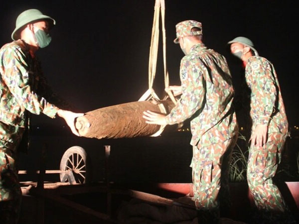 Hà Nội: Trục vớt quả bom nặng 230kg dưới chân cầu Chương Dương