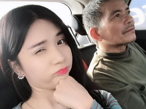Thanh Bi đau đớn nói lời tiễn biệt người cha vừa qua đời vì ung thư phổi: 'Sao bố không đợi con về, con đau lòng lắm bố ơi...'
