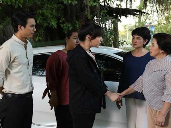 Thông gia giàu có lên chơi, bố mẹ tôi biếu chút quà rồi đứng hình vì hình ảnh ngoài ngõ