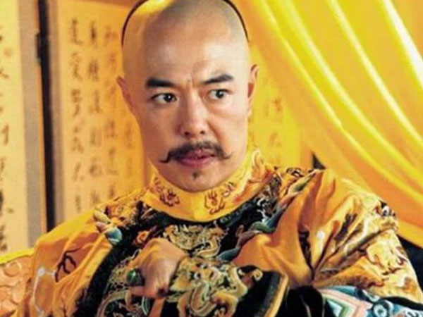 Càn Long (Hoàn Châu Cách Cách): Ép 2 người tình phá thai, 'tuyển phi' trẻ vị thành niên, bắt cóc con và cái kết bất ngờ tuổi 65
