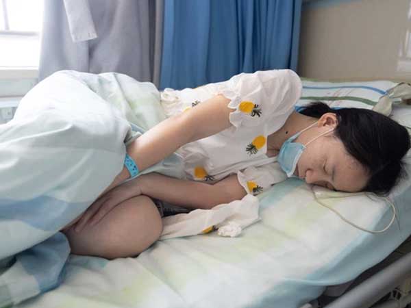 Cô gái 27 tuổi ngủ sớm dậy sớm, làm việc đều đặn nhưng vẫn mắc ung thư dạ dày, bác sĩ chỉ ra thói quen ăn uống xấu của nhiều người trẻ