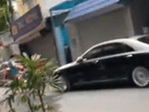 Vợ chặn đầu xe ô tô đánh ghen: Không ngừng quát tiểu tam, lấy gạch đập nát kính xe tiền tỷ của chồng và cái kết kinh hoàng