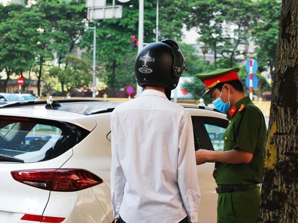 Chuyện tại chốt kiểm soát dịch ở Hà Nội: Nữ giám đốc không có giấy thông hành vì... không thể ký cho mình!