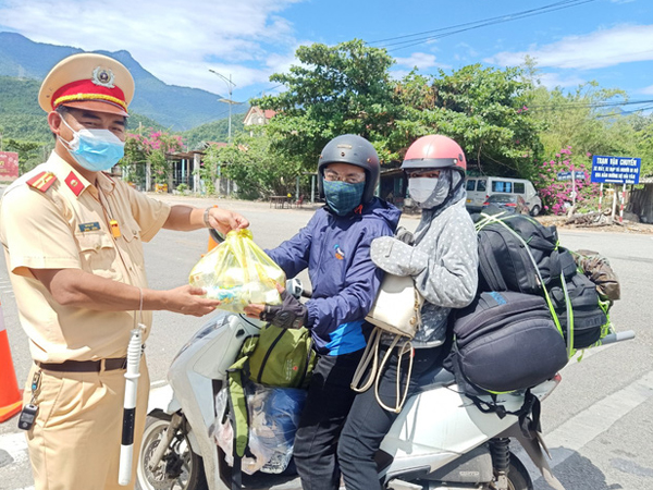 Lực lượng chức năng Huế, Quảng Trị 'tiếp sức' người đi xe máy từ các tỉnh phía Nam về quê