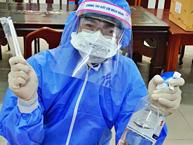 Bác sĩ lên đường chống dịch, nhờ mẹ quản lý sạp rau 0 đồng