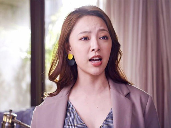 Gặp bố chồng đi cùng gái trẻ, tôi chụp lại mách mẹ chồng rồi tái mặt trước sự thật