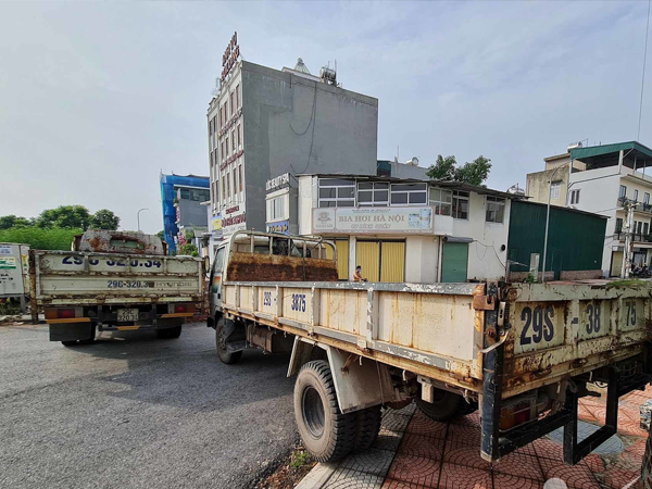 Điều xe tải, dựng container chặn cứng lối ra vào phường ở Hà Nội