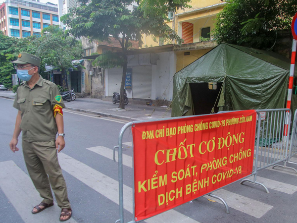 Tận thấy lực lượng chức năng dựng lều dã chiến, kiểm soát người lưu thông trên đường