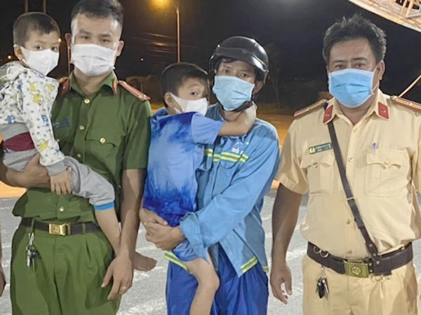 Nhớ cha, anh 8 tuổi dắt em 6 tuổi đi bộ từ Hậu Giang qua tới Cần Thơ để tìm gặp