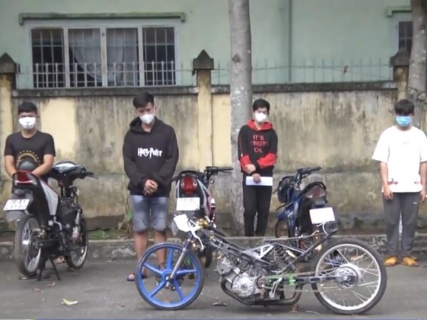 Lên mạng gạ nhau đua xe, nhóm thanh niên bị khởi tố