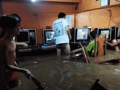 Chuyện chỉ có ở Philippines: Mặc kệ lũ lụt ngập cả mét, quán net vẫn chật kín game thủ say sưa sát phạt