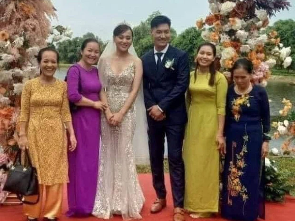 Hương vị tình thân: Rò rỉ ảnh cưới Long - Nam, cô dâu chú rể rạng ngời hạnh phúc bên họ hàng