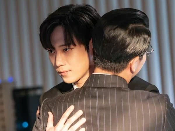 Cuộc chiến thượng lưu 3 tập 8: Seok Hoon theo phe Ju Dan Tae nhưng để lộ chi tiết muốn giúp Ro Na báo thù?