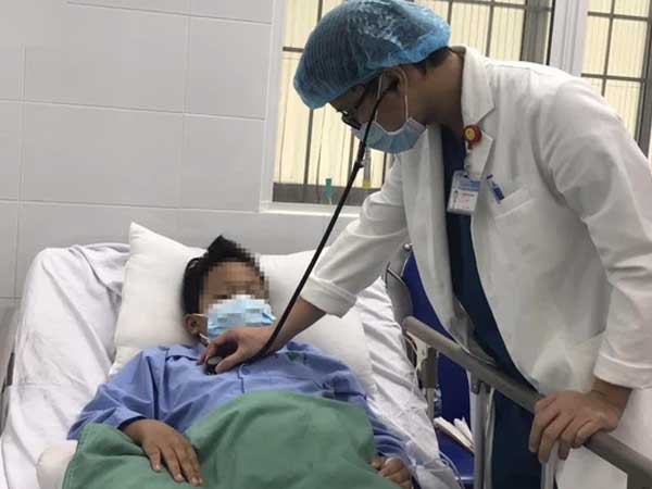Bé trai mới 11 tuổi đã bị vỡ túi phình mạch máu não nguy kịch được các bác sĩ cứu sống