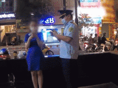 Clip: Ra công viên tâm sự giữa dịch Covid-19, nam thanh niên bỏ chạy khi gặp công an, để lại bạn gái bơ vơ