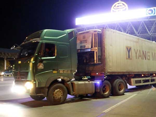 Đối tượng truy nã bám dưới gầm xe contener để di chuyển từ vùng dịch về quê