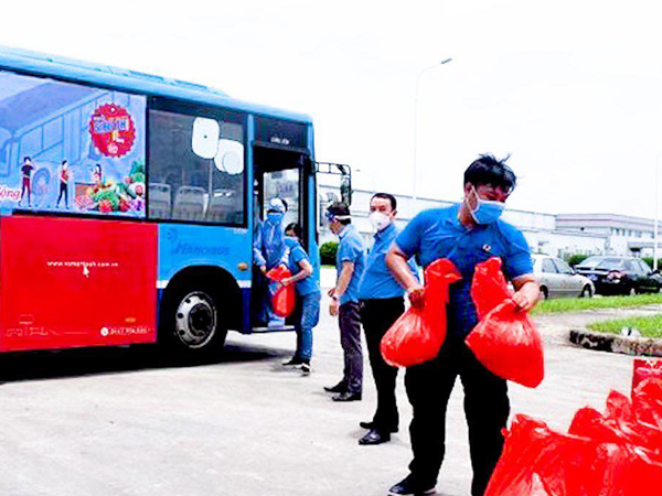 'Xe buýt siêu thị 0 đồng' phục vụ hơn 1.700 công nhân ở Hà Nội