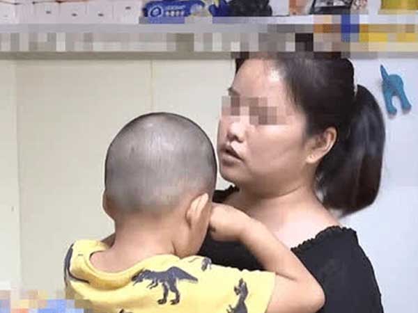 Thuê bảo mẫu trông con trai 3 tuổi, người mẹ kinh hoàng phát hiện hành vi mất nhân tính