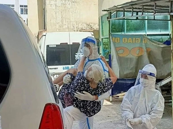 'Má đừng ngại, cứ ôm lấy con' - khoảnh khắc tuyệt đẹp của bà cụ F0 và chàng chiến sĩ trẻ