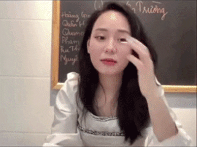 Bị bạn bè đẩy vào nhà vệ sinh đúng lúc bạn nam đang 'đi nhẹ', cô giáo Minh Thu phản ứng thế nào?