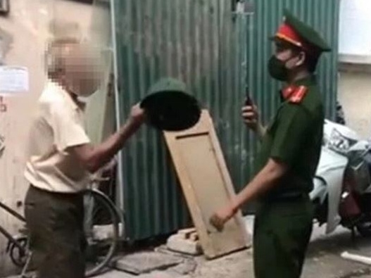 Danh tính cụ ông cầm mũ cối đánh thẳng mặt công an khi bị nhắc đeo khẩu trang