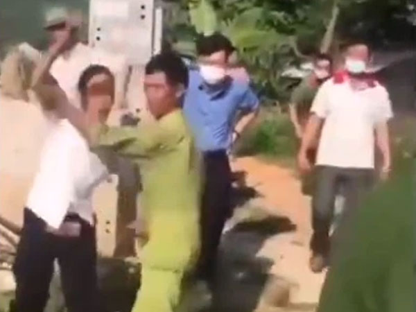 Vụ bà ngoại không cho cháu nhập hộ khẩu: Bỏ mặc cháu ở ủy ban xã suốt 2 ngày, công an tới thuyết phục thì cầm gạch tấn công