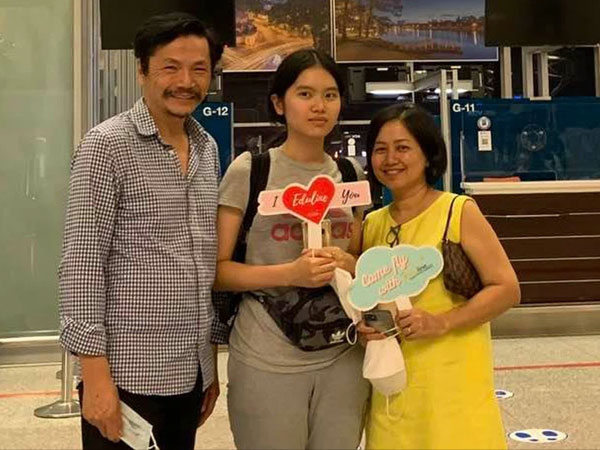 Tiễn con gái sang Mỹ du học giữa mùa dịch, NSND Trung Anh ngậm ngùi: 'Con chưa bay lòng bố mẹ đã rối bời'