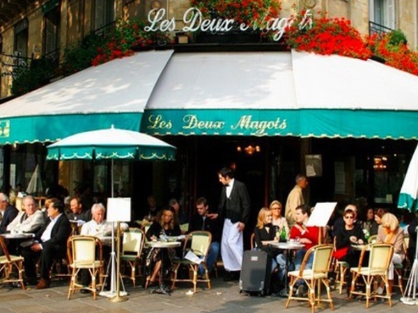Xe điên lao vào quán cà phê ở Paris, làm nhiều người bị thương