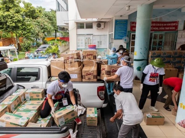 Sân khấu đặc biệt: Nơi ca sĩ Phương Thanh và các nghệ sĩ biểu diễn cho 4.000 F0 tại bệnh viện dã chiến