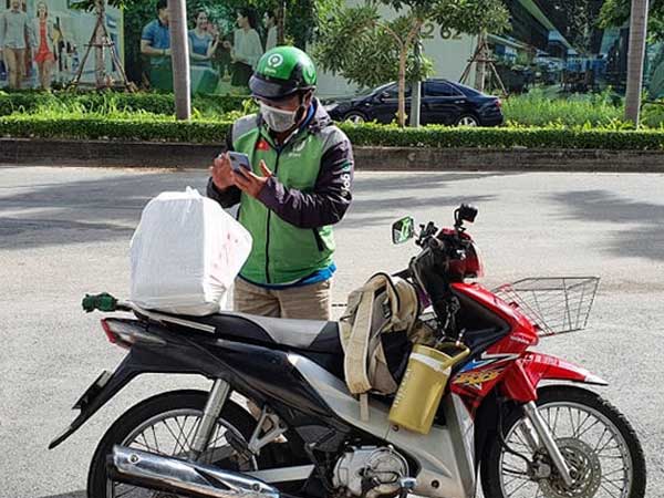 Nhiều ứng dụng giao hàng buộc lòng tăng phí do lưu thông khó khăn