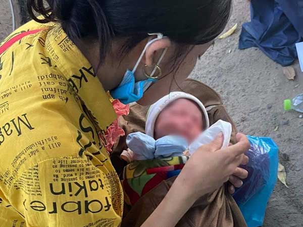 Thương cháu bé 9 ngày tuổi cùng bố mẹ vượt hơn 1.000km từ Bình Dương về quê tránh dịch trên chiếc xe máy cà tàng
