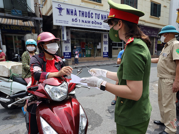 Hà Nội: Cầm thẻ, căn giờ, bịt kín ra chợ, mua nhanh về liền