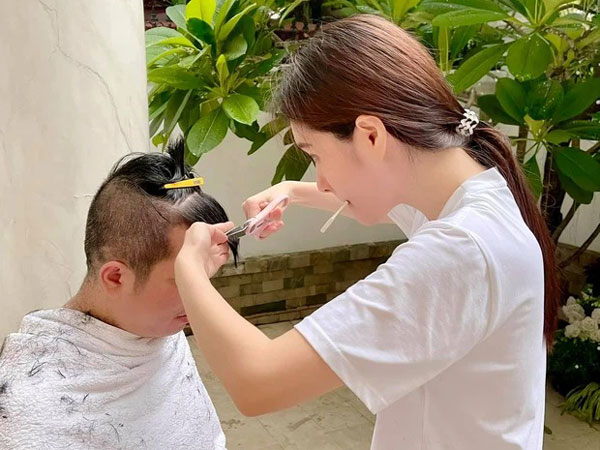 Nữ đại gia có nhà 400 tỷ trổ tài tỉa tóc cho chồng, nhìn kết quả muốn khóc giùm anh xã chị luôn đó!