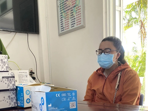 Cô gái bị bắt khi đang bán dạo kit test nhanh xét nghiệm SARS-CoV-2