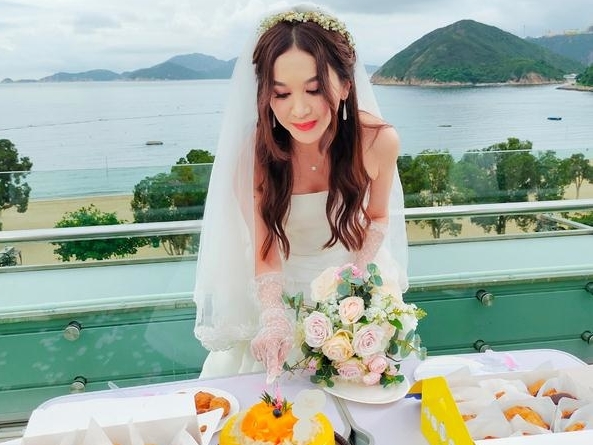 'Nữ thần phim 18+' Ôn Bích Hà bất ngờ mặc váy cưới ở tuổi U60, chuyện gì đây?