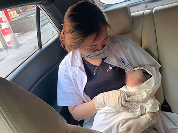 Cảm kích vì được cán bộ công an tại chốt kiểm dịch giúp đỡ, gia đình sản phụ đặt tên con là 'Công An'