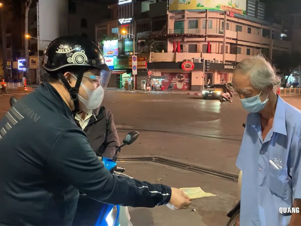 Quang Lê: Sáng nấu cơm từ thiện, tối đi tặng tiền cho người vô gia cư