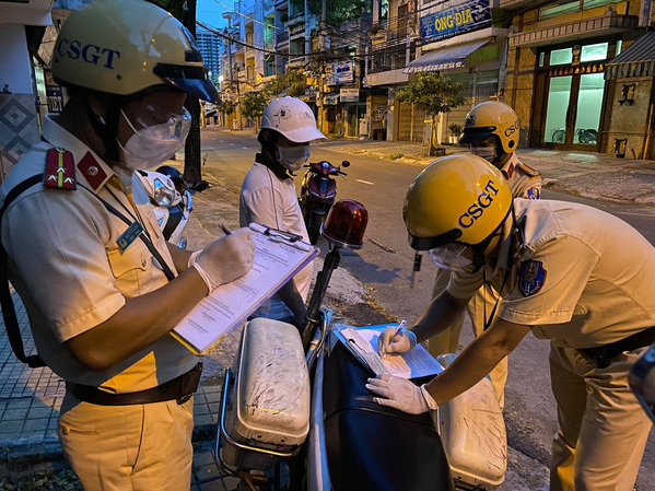 TP.HCM: Ra đường đi mua mì gói cho vợ sau 18h, thanh niên bỏ chạy khi gặp CSGT