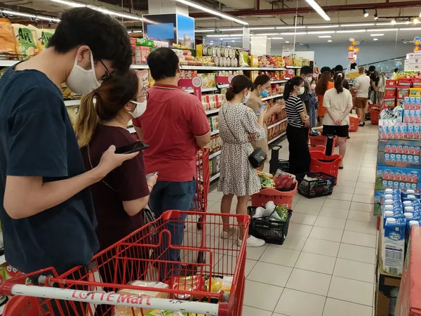 Người dân 'rồng rắn' xếp hàng tại siêu thị trước ngày Đà Nẵng thực hiện mạnh hơn Chỉ thị 16