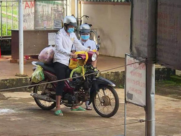 Thương 2 bạn trẻ đi bộ hơn 500 km về quê, người dân góp tiền mua tặng xe máy