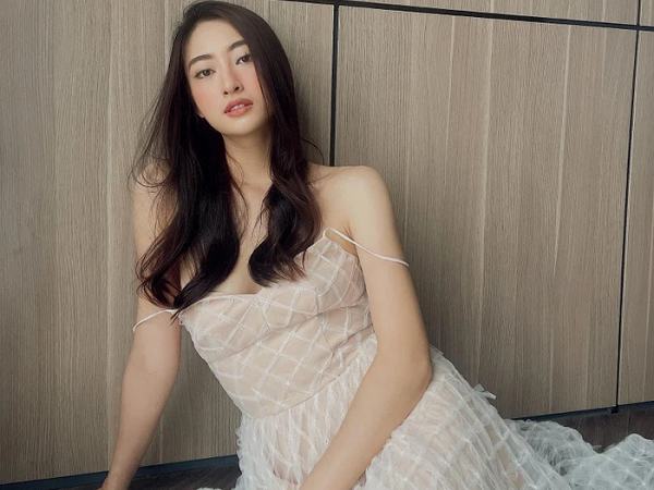 Hoa hậu Lương Thùy Linh diện váy 2 dây trễ nải, tạo dáng lả lơi khoe vòng 1 lấp ló