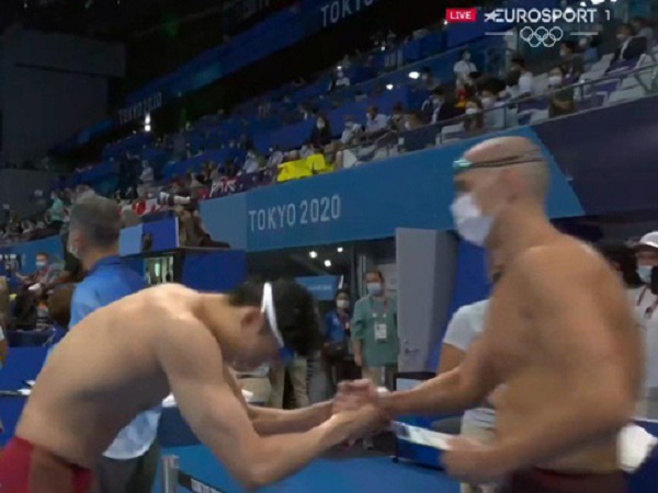 Vừa giành HCV Olympic, kình ngư Trung Quốc bất ngờ cúi đầu trước đối thủ ngoại quốc, nguyên nhân đằng sau khiến ai cũng cảm phục