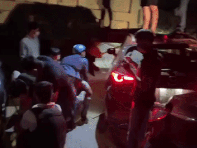 Video: Hàng chục cảnh sát chặn bắt chiếc ô tô chở ma túy và vũ khí 'nóng' như phim hành động