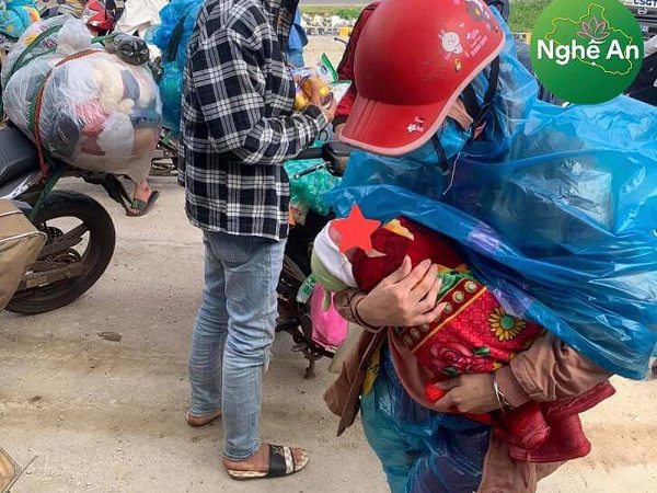 Nhà hảo tâm tiết lộ việc đón bé trai 9 ngày tuổi cùng ba mẹ vượt 1.500km về quê giữa đèo Hải Vân, quyết định giúp đỡ nảy trong tích tắc