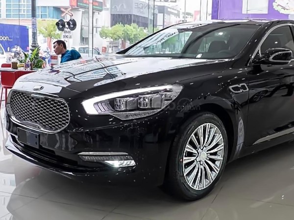Ế ẩm, xe sang mất giá hơn 500 triệu đồng, 'mua 1 tặng 1'