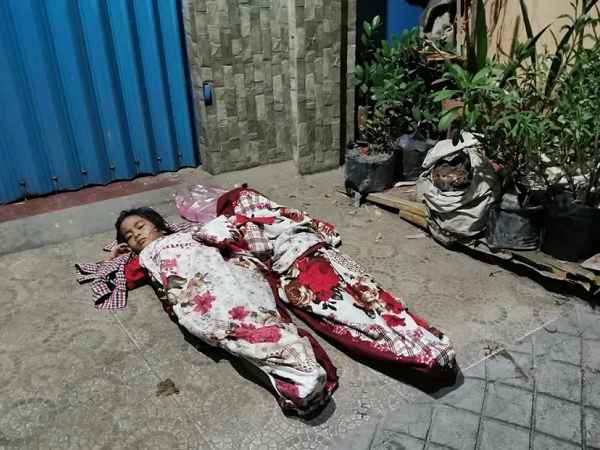 2 em nhỏ đắp chăn ngủ ngoài đường vì không biết nương tựa vào ai: Câu chuyện phía sau vừa chua xót vừa ám ảnh