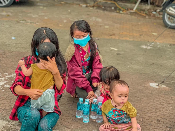 Hành trình 1400 km chạy xe máy từ miền Nam về quê của những người lao động nghèo tha hương