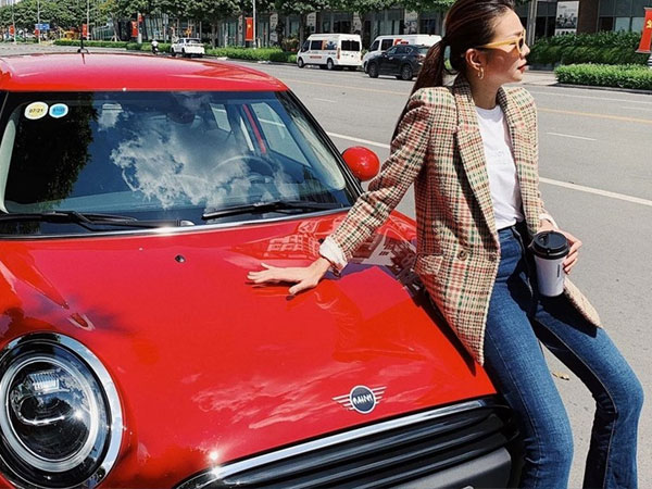 Khám phá chiếc xế hộp nhỏ giá tiền tỉ của siêu mẫu Thanh Hằng