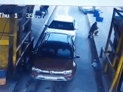 Video: Ô tô lao thẳng vào trạm thu phí, húc bay 2 người đi bộ